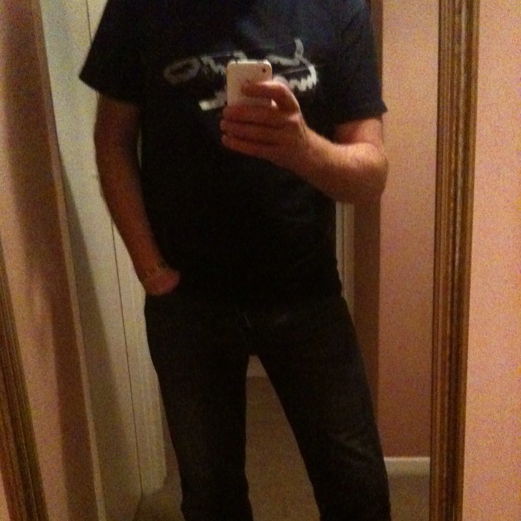 Waking up with positive attitude always works for me ….into rock music,gigs,darts,coffee junkie,walking, keeping fit, & anything that makes me laugh 😂🎸🍻