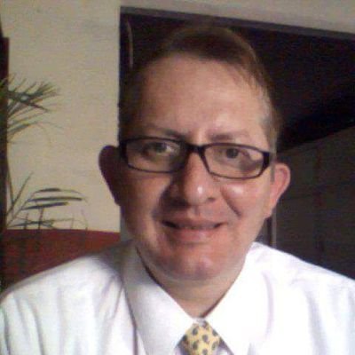 oirone's profile picture. Lector que intenta escribir. Amo el correcto español, la poesía, el whisky.
Defiendo mi derecho a morir de sobredosis de café o ataque de cien gatos callejeros.