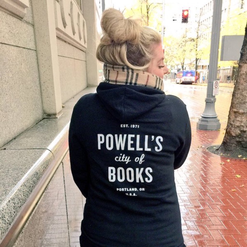 hollyhugs's profile picture. baby wrangler and book lover