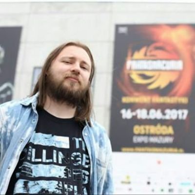 Bloger, dziennikarz, maniak ciężkiego brzmienia, zacięcie broniący swojego zdania. Chyba dobry dla swojej dziewczyny. Chyba.
