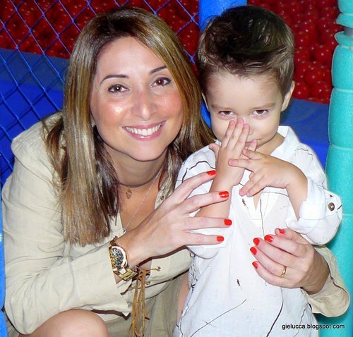Mamãe moderna, antenada e feliz, que enlouquece várias vezes ao dia e adora falar sobre isso por aqui e nos blogs Nascendo uma Mãe e Mamãe Modernex