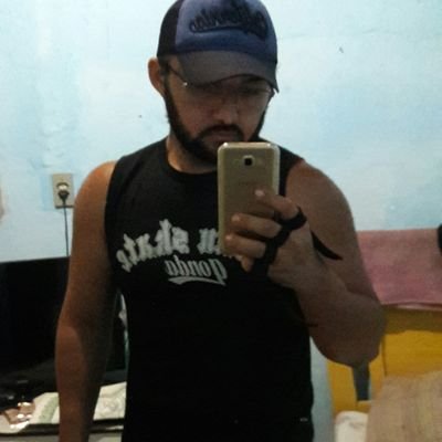 Sou dançarino formado. Estou pra começar faculdade de enfermagem, adoro animais e amo a viver a vida ao extremo.