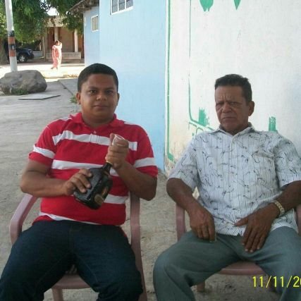 Ingeniero del medio ambiente, docente del área de ciencias naturales en la institución Manuel Rosado Iguaran de Maicao; padre de tres hijos y esposo de Arleth.