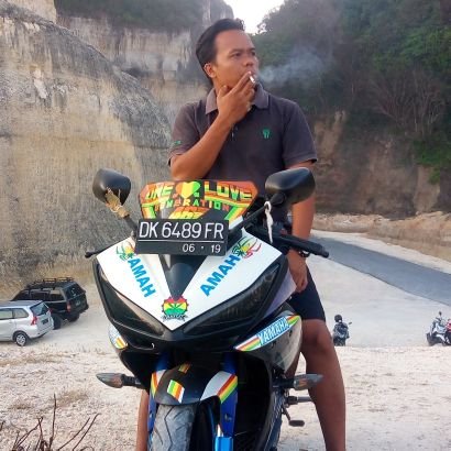 Aq ni orangya humoris,tapi pendiam,nah lo...:)