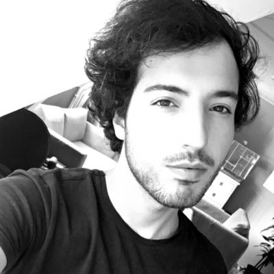 Bedverslaafd's profile picture. Late night talks and cigarettes