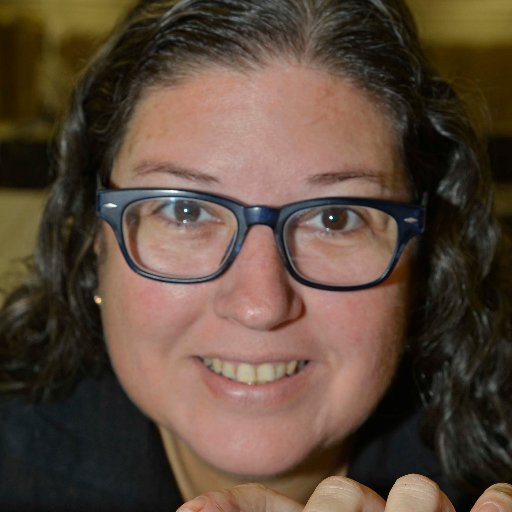 Amo la pastelería, los quesos, la gastronomía, la lectura, la música, el cine, la tv, la cerámica, la fotografía, escribir, la vida, no importa el orden.