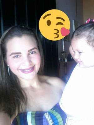 A pesar de los problemas Siempre con la frente en alto, me caigo, me lavanto y sigo adelante enfrentando a la vida y siendo feliz a tu lado 3 :*amo a mi hija