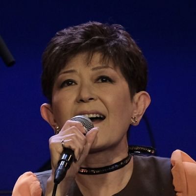 ドラマ「ヤヌスの鏡」 主題歌♪今夜はANGEL♪でデビュー。 その他♪Love is all♪ ♪THE WIND♪ など大映ドラマの主題歌、ガンダム「ポケットの中の戦争」の♪いつか空に届いて♪ ♪遠い記憶♪ など、歌っておりました。 現在もライブで歌っていますよ~!