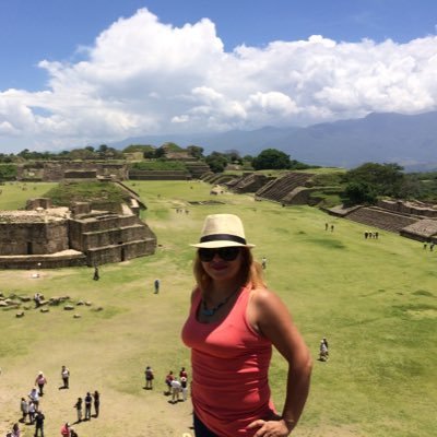 comunicóloga, trabajadora, guerrera, madre amorosa y chivita de corazón
