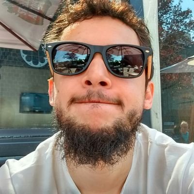 Adoro esportes em geral, corinthiano escolhido, comentarista de política de buteco e designer por teimosia!