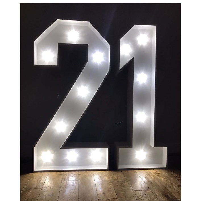 BEAUTIFUL 4ft LIGHT UP LETTERS & NUMBERS Available to hire ✨ Parties • Weddings • Corporate Events • Baby Showers 💡PAT Tested💡 ✉️illuminateevents@hotmail.com