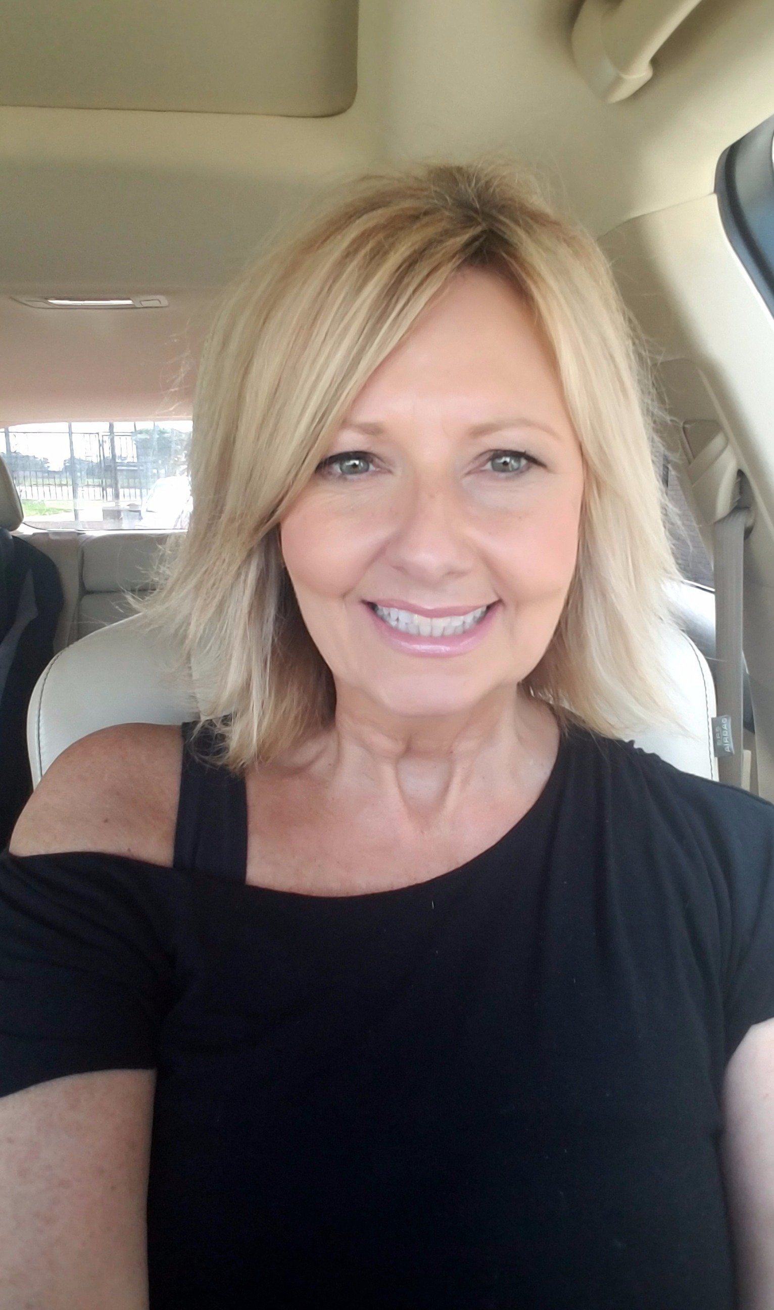 Vickie Hendricks, Realtor in North Texas, Homes for Heroes Affiliate Realtor, Animal Lover, Home Staging Services of North Texas, 20+ years in real estate.