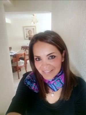 Mercadologa. Administro mi propio negocio, me encanta conocer gente, amo a los animales, recorrer lugares mágicos, disfruto de un buen postre, soy solidaria...