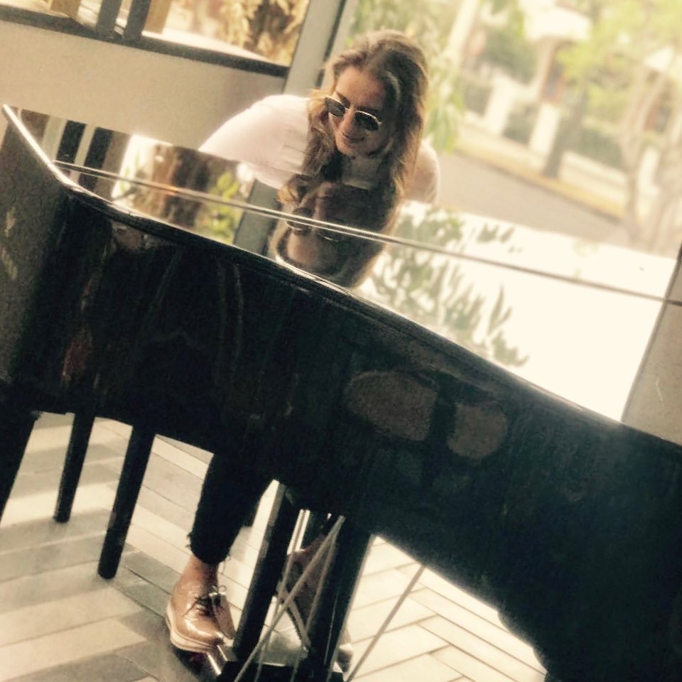 fanymarissahm's profile picture. La sonrisa es una línea curva que endereza las cosas.