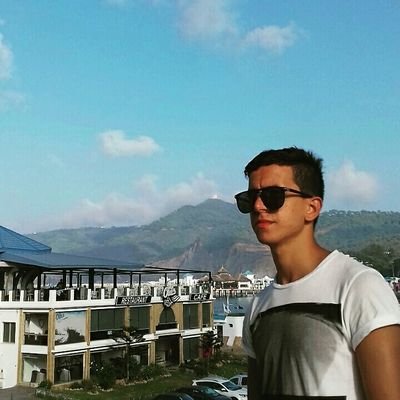 yassireou's profile picture. ‏hey there i am using Twitter 😏