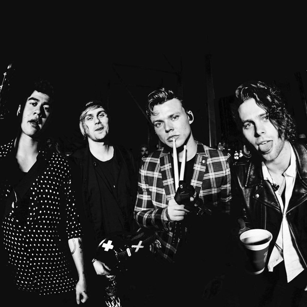 5sos On Stage 卌 on Twitter "this transition is EVERYTHING 😍…