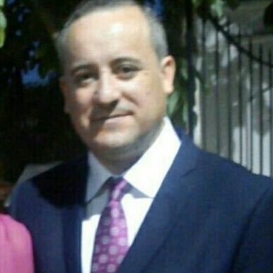 Soy de Constantina (Sevilla). Bordador de profesión, cofrade hasta la médula, Bético y buena gente