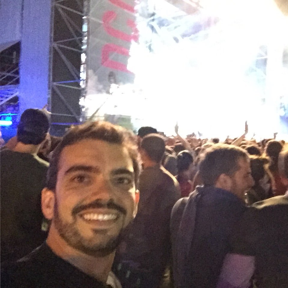 Admirador do bom humor, do bom jornalismo e da boa peixada. Ignorância não é uma virtude. Pai, médico, músico.
