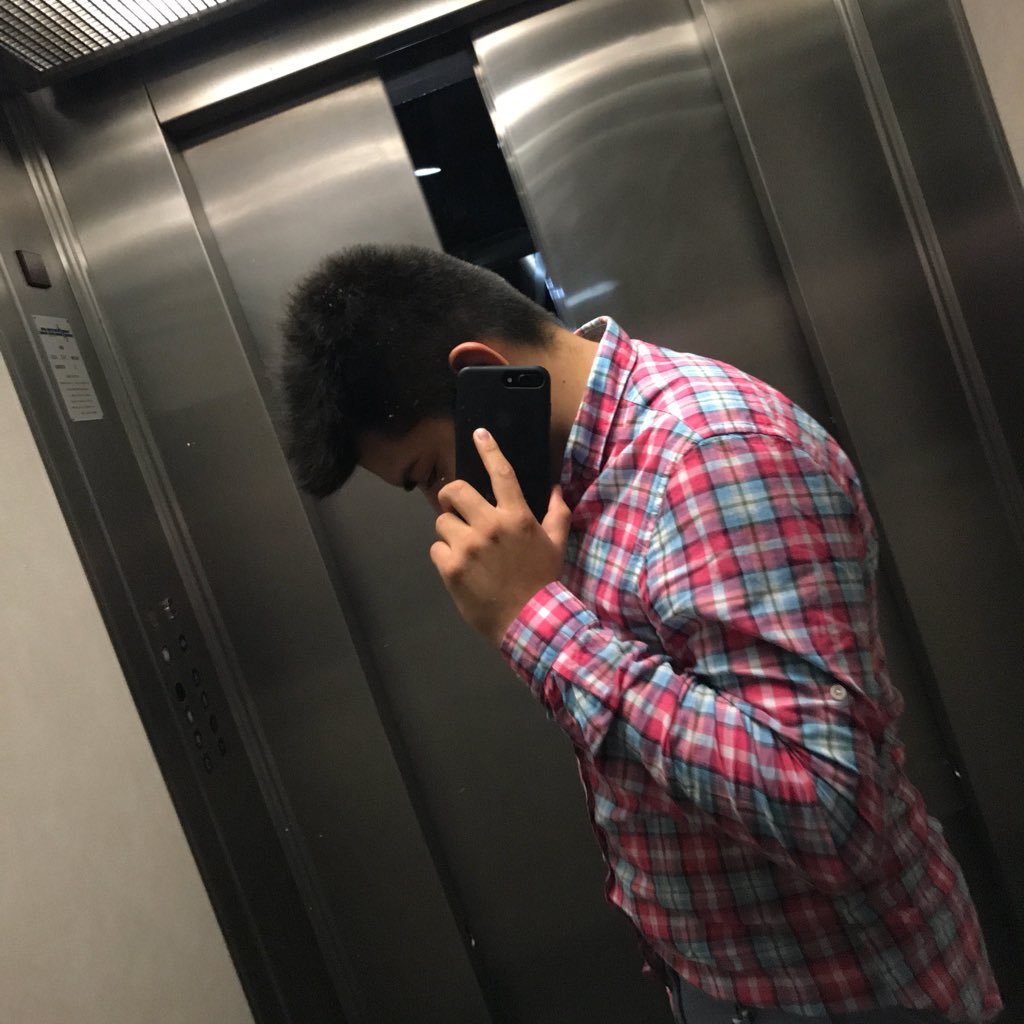 Estudiante de Administración, Comunicacion, Fotografía, Gastronomía y un poco de todo ... Me gusta ser directo con la gente . No me dejo de nadie