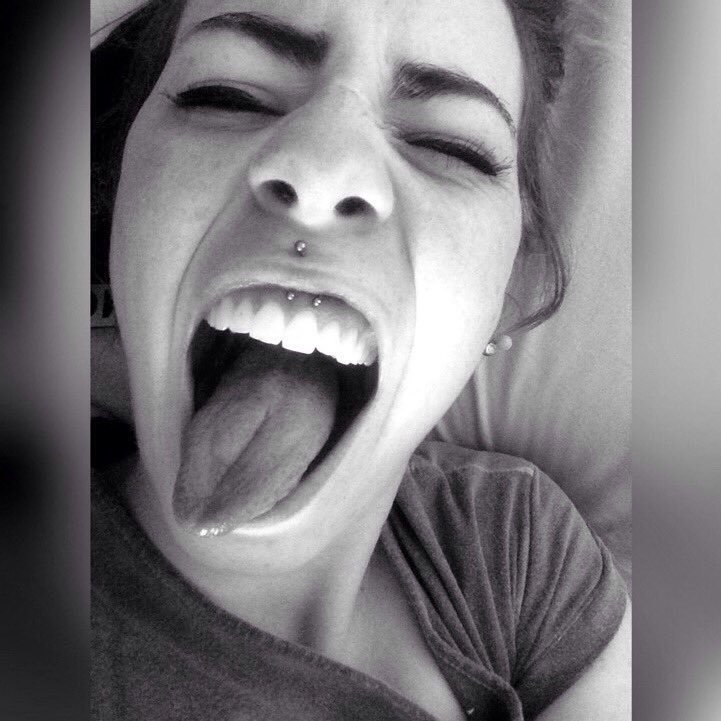 Femme enjoueuse , avec une pincée de folie et beaucoup de d'amour. (de la bière aussi. BEAUCOUP DE BIÈRE. 🍺GoT 👑 | 23092016.💕. || @mrspg57 , @_aeL23💯💕