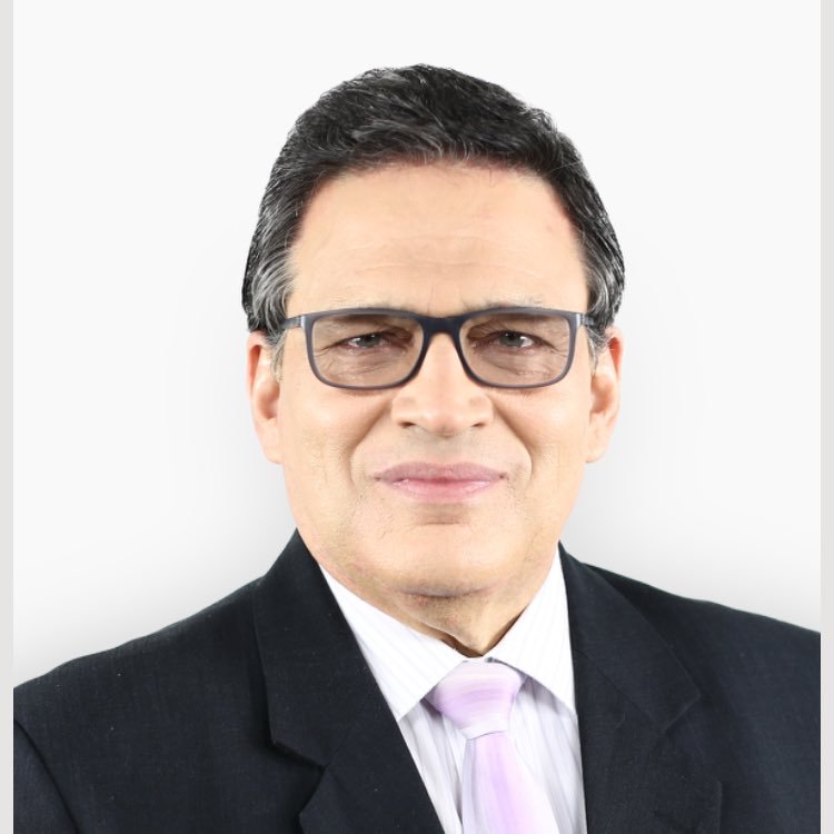 Jornalista. Radialista. Advogado. Promotor de Justiça aposentado. Professor. Sambista. Não necessariamente nesta ordem.