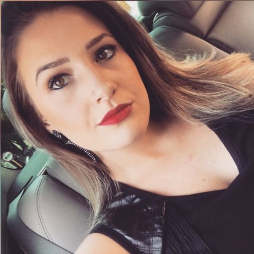 É preciso que saibamos sorrir. É preciso aprender a ser presente, a ter ciúme, a valorizar a vida, a brincar e falar sério.