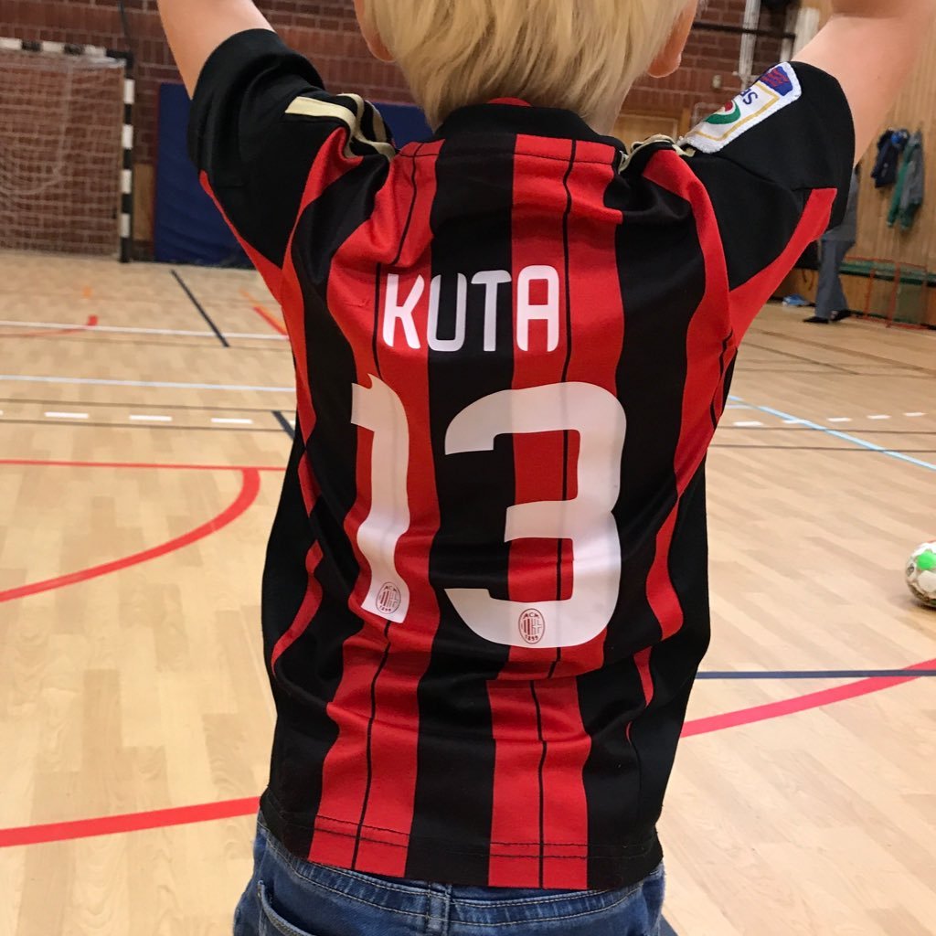 elmaco77's profile picture. Snackar Milan med Micke & Gurra i podcast Rossoneri. Lyssnar på Jesse Welles. Jobbar som handläggare på a-kassa. Twittrar privat.