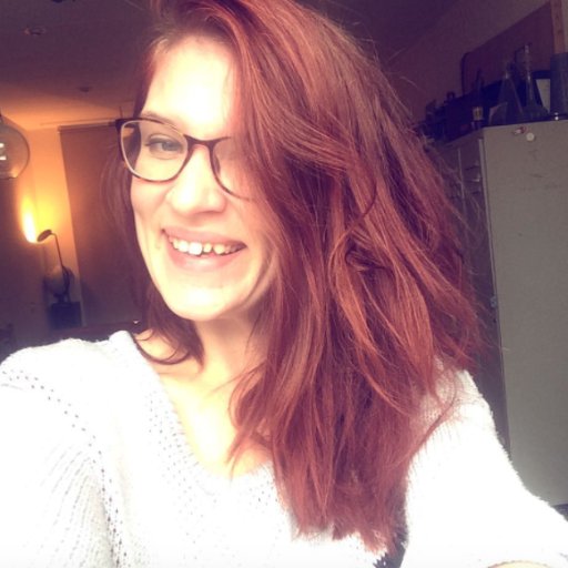 bijna 32 / rode lippen en haren / wordt emotioneel van drank en muziek / tweet nooit / is (je) moeder