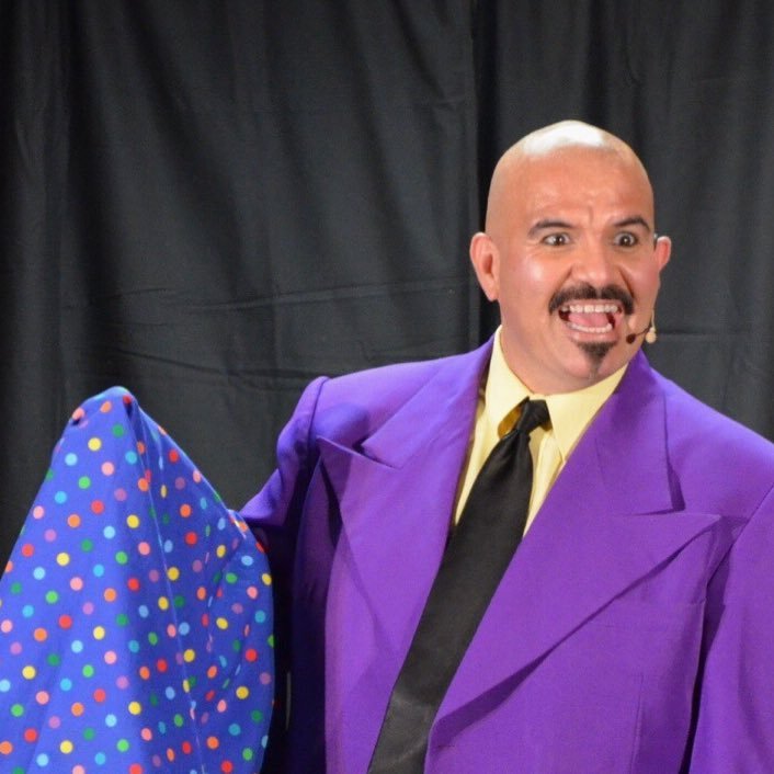 Oscar is a award winning comedy magician. He is the passed International Brotherhood of Magician Presedent. oscarmunoz@mac.com Oscar is a Motivational speaker.