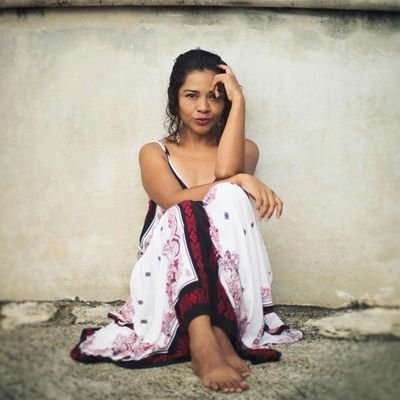 Mayaen. Tin kaambal, tin xíimbal, tin kuxtal. Maya caminante de agua. Sociolingüista, cantora, comunicadora.
Mujer maíz con alas y raíces.