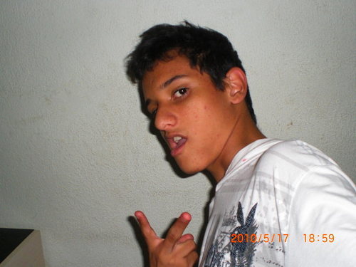 Adoro o BBB e vou conseguir entrar vou ser famoso pretendo fazer artes cênicas fiquem de olho nas minhas fofocas bbbjs.
