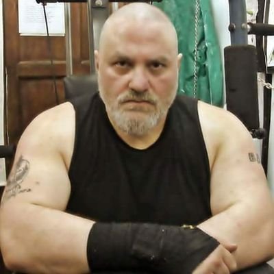 1,92 mts 143 kg 52 años 24 años exp'cia No Armas, No alcohol, No Anabólicos y cía. No Violenc, Krav Magá, Licenciado Universitario