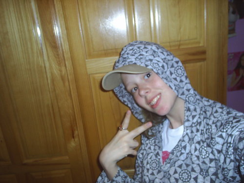 im 14 yrs old and i am in 9th grade and i luv to listen to justin bieber!!! i also luv to play in band i play the clarinet!!