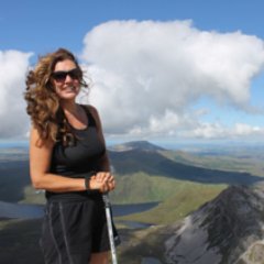 Múinteoir Gaeilge Iarbhunscoile agus fiontraí. Suim i rud ar bith a bhaineann le Gaeilge agus oideachas leanúnach don saol. Is liomsa féin mo thuairimí.