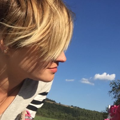 veroandlola's profile picture. En fin, la vida era más fácil cuando me peinaban con colonia...