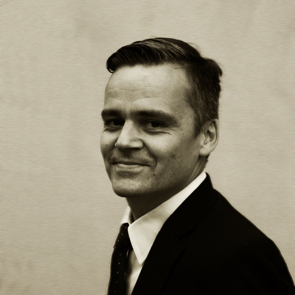 UX design consultant, digital marketer, city council member, addicted to b&w photography, whisky enthusiast. One half of @dubhagusgeal