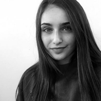 anabrch's profile picture. 👁👁