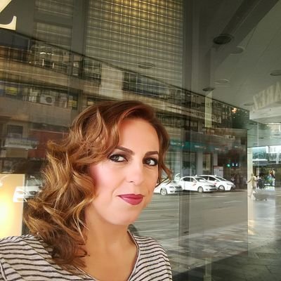 Dra. Martínez-Alarcón. Investigadora IMIB. Innovadora. Enfermera HCUVA. Profesora UMU. Antropóloga. Pintora. Viajera. Aprendiendo a bucear. Con genes vikingos.