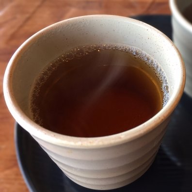 広告代理店系のデザイナー/AD。日本のWeb広告を日々デザインしています。ほうじ茶がすきです。飲み会では率先してサラダを取り分けるタイプですが、これは病気で医者もサジを投げています。物事をちょうど良くするのが得意です。じつは玄米茶もすきです。