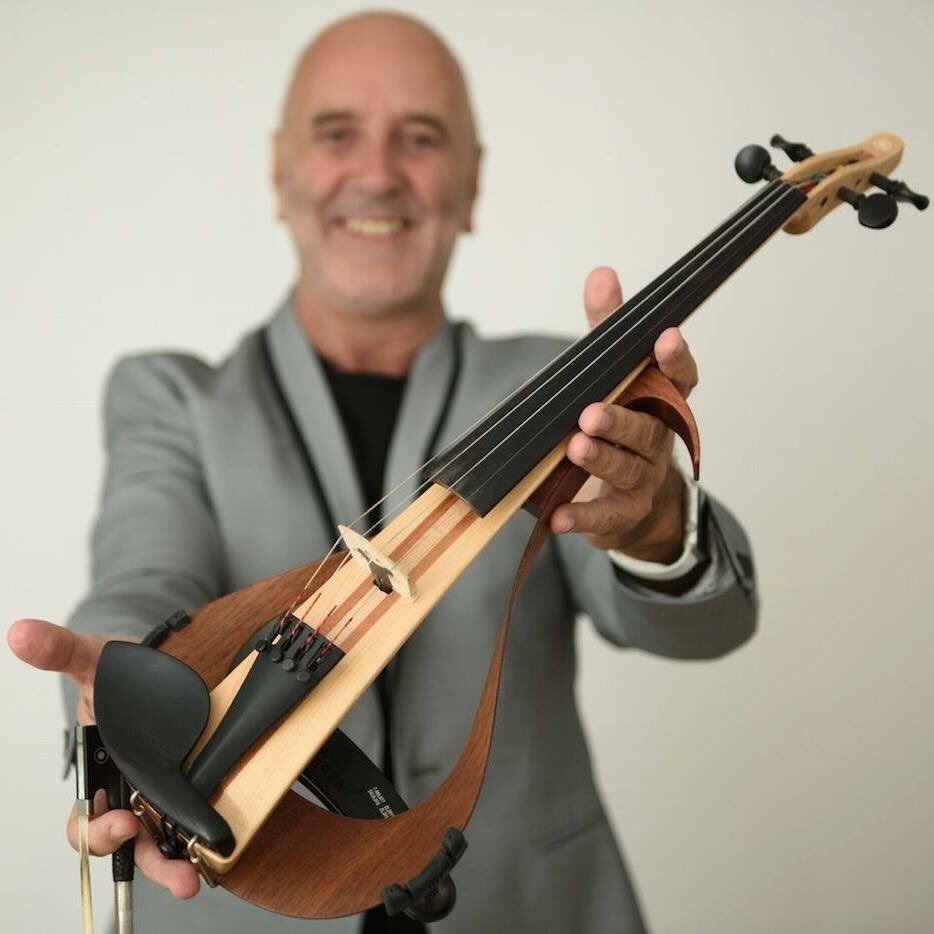 Músico, violinista, compositor, con formación clásica.Actualmente,Empresario dentro de la música, músico de sesión, compositor productor, intérprete y docente.