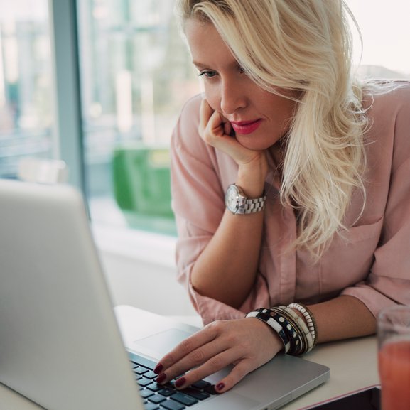 I'm a MUA in NY. I work at a digital agency helping bloggers get online and get followers. Check out the resources by clicking on the link...