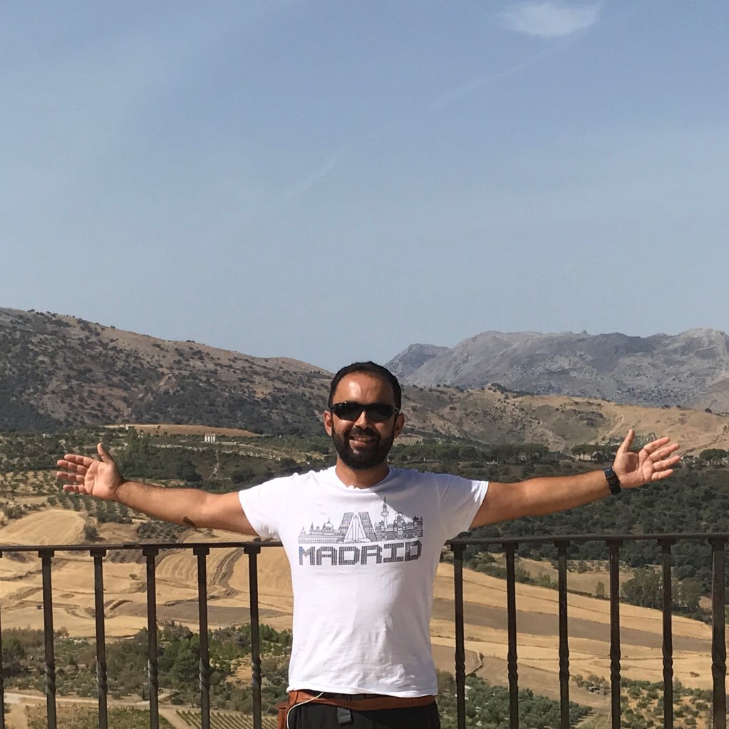 sacerdote, salesiano, educador y amigo del mundo.