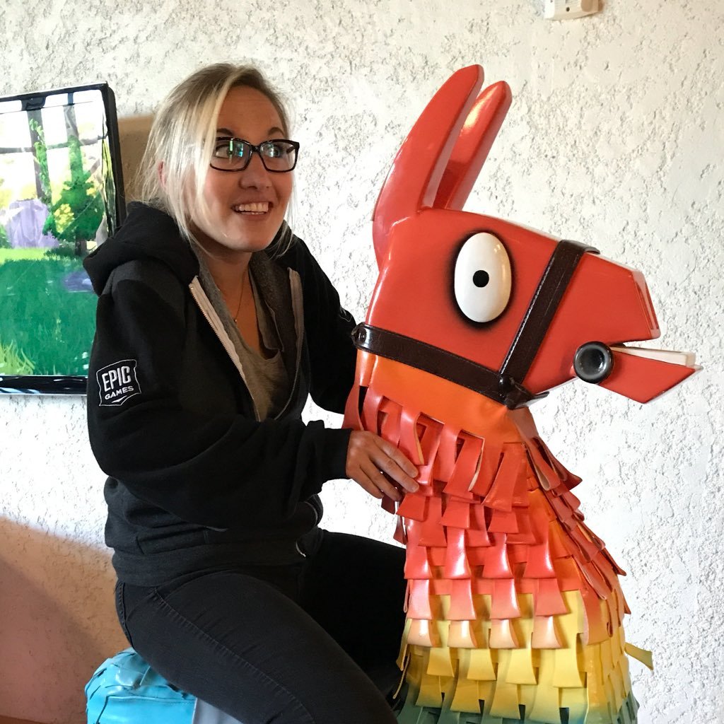 Community Manager for @UnrealEngine at @EpicGames. Travel, food, and DND. She/Her