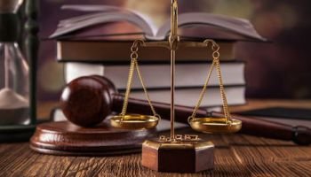 Abogado y Notario, especialización en derecho penal.