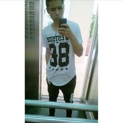 luchooM22's profile picture. 