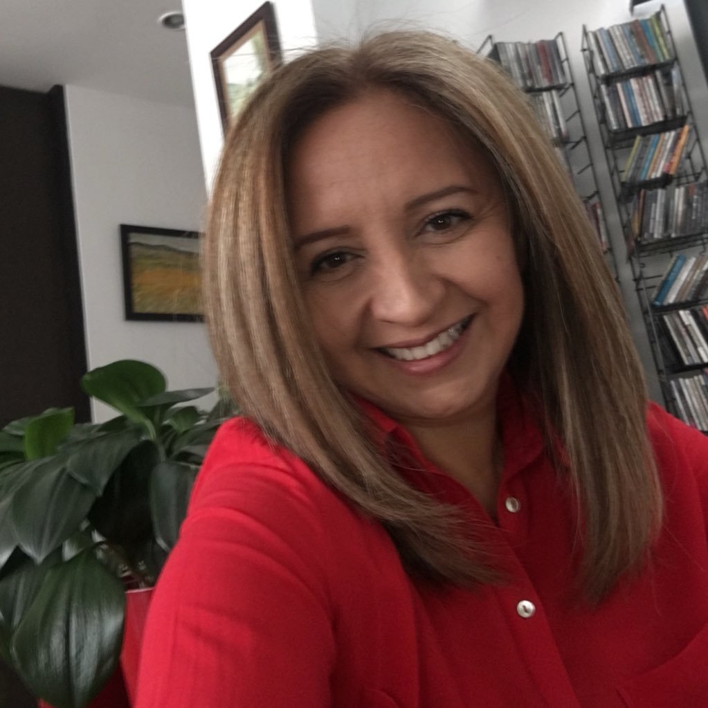 Periodista. Enamorada y Felíz. Creo en Dios, en la buena vibra y en la magia de una sonrisa. Lucho por lo Justo y sueño con una Colombia en paz.