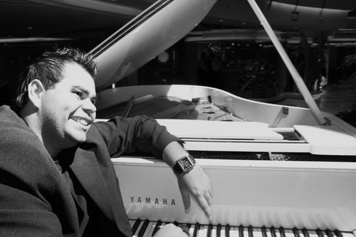 Produtor musical, pianista e tecladista com experiência internacional por mais de 20 países!