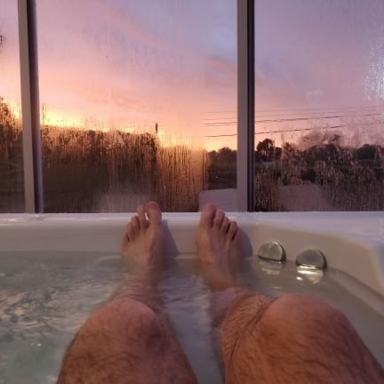 FlacoLargo13's profile picture. Disculpen, por las próximas horas no los voy a poder atender, estoy trabajando para pagarles el plan y los choris mientras cortan las calles pidiendo huevadas