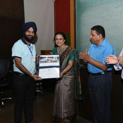 Aman19401's profile picture. Just a candid Banker.