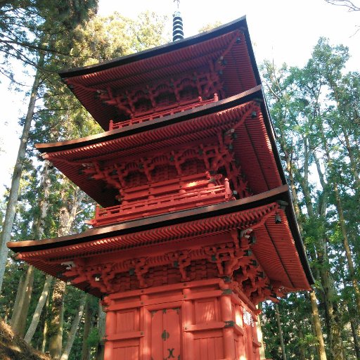 福島県二本松市・隠津島神社。当社は神護景雲3年(769年)に宗像三女神を御祭神として勧請され現在に至ります。大同年間(906年)には平城天皇の勅願によって弁天堂が建てられ、後世には木幡の弁天様と呼ばれ庶民に親しまれるようになりました。現在においても平和・招福・知恵・縁結びの神として広く信仰されています。